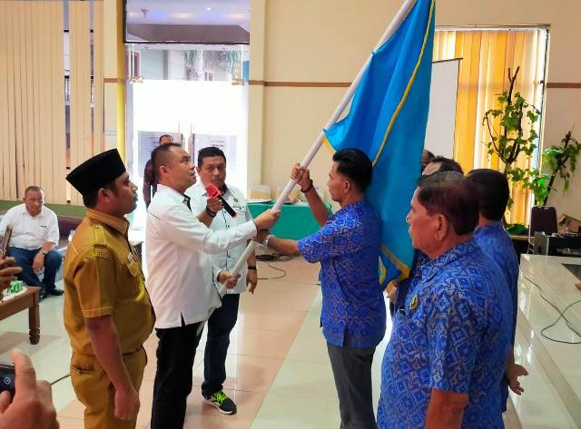 Ketua PWI Sumut, Farianda Putra Sinik, melantik kepengurusan PWI Labuhanbatu periode 2022-2025