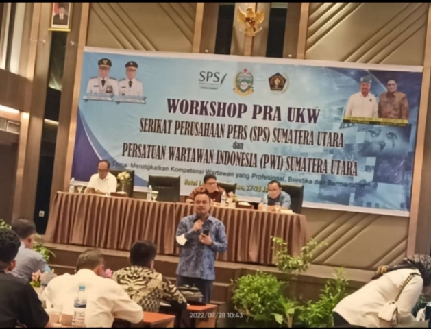Ketua PWI Sumut, Farianda Putra Sinik memberikan sambutan pada penerimaan anggota PWI