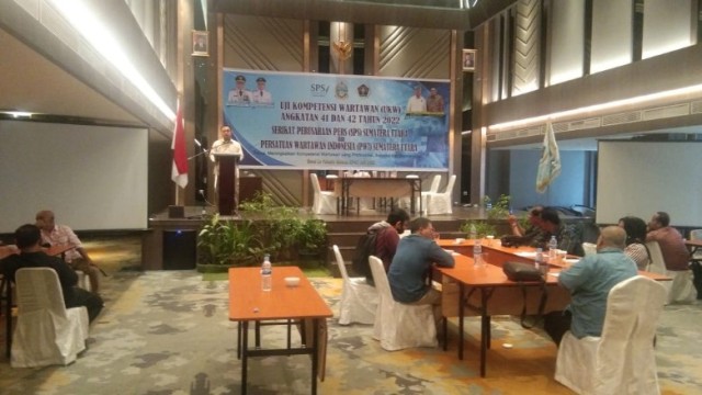 Ketua-PWI-Sumut-Farianda-Putra-Sinik-memberikan-sambutan-pada-penutupan-UKW-angkatan-41-dan-42
