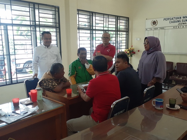 Ketua PWI Sumut, Farianda Putra Sinik, menyaksikan latihan calon atlet Bridge Porwanas Sumut di Kantor PWI