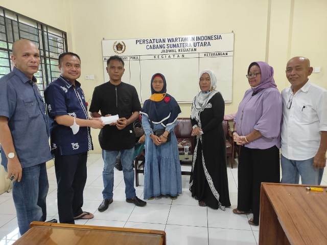 Ketua PWI Sumut, Farianda Putra Sinik, menyerahkan santunan