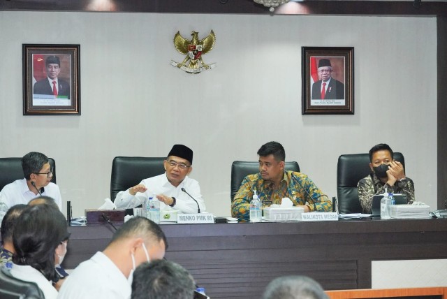 Menteri PMK, Muhadjir Efendi, memberikan paparan terkait penanganan kemiskinan di Medan