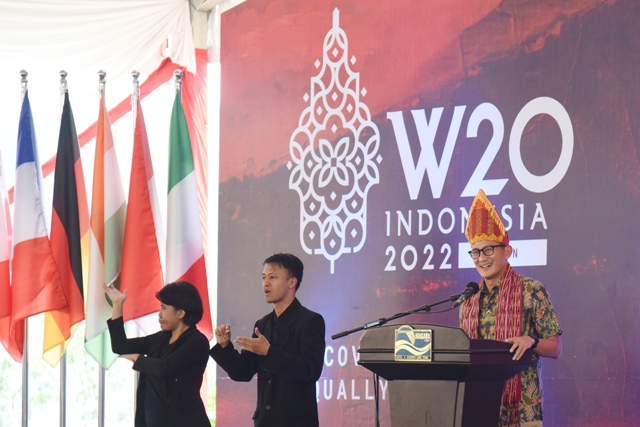 Menteri Pariwisata, Sandiaga Uno, memberikan sambutan pada pembukaan W20 di Danau Toba