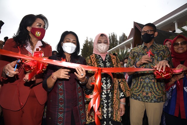 Nawal Lubis bersama Menteri Pariwisata membuka W20 Toba Expo
