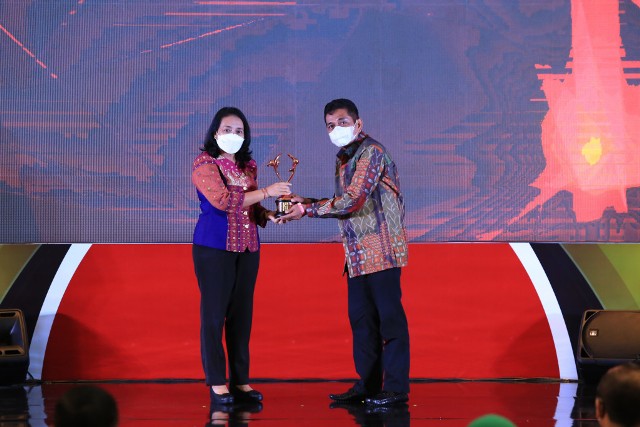 Pj Wali Kota Tebingtinggi, Muhammad Dimiyathi, menerima penghargaan Kota Layak Anak