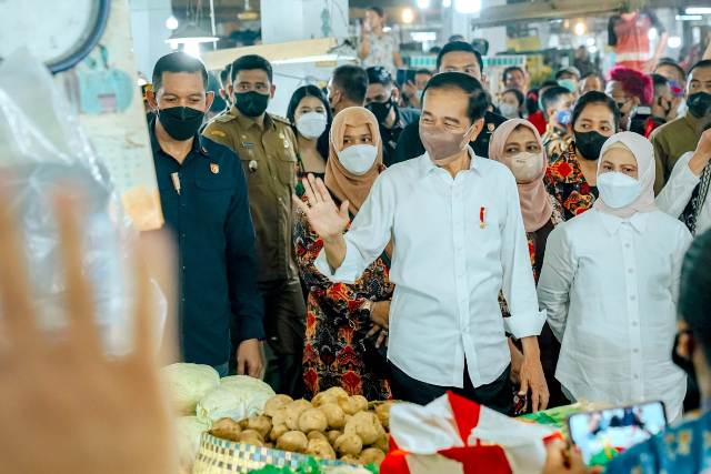 Presiden Jokowi di dampingi Wali Kota Medan, Bobby Nasution, mengunjungi Pasar Petisah Medan