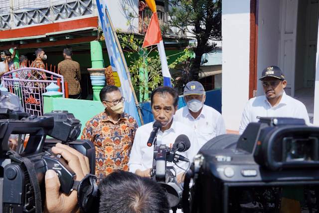 Presiden Jokowi memberikan keterangan kepada wartawan terkait penataan kawasan Medan Belawan