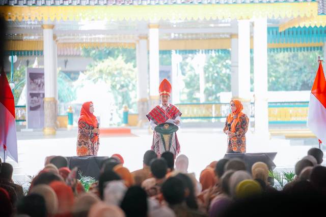Presiden Jokowi memberikan sambutan pada peringatan Harganas 29 di Lapangan Merdeka Medan