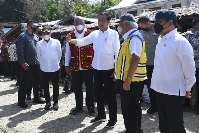Presiden Jokowi meninjau pembangunan infastruktur di Nias Utara