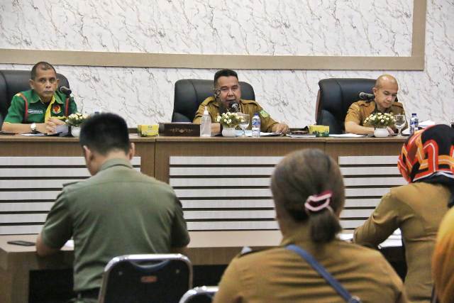 Kabag Kesra Setda Koa Medan, M Ali Hanfiah, memimpin rapat persiapan Porkot di Balai Kota Medan