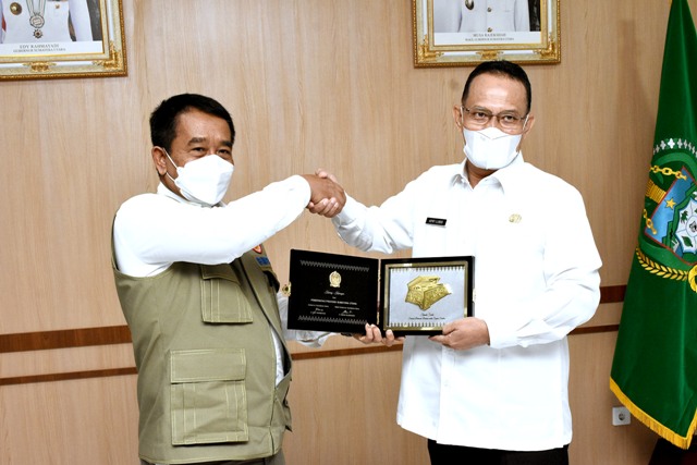 Sekda Provinsi Sumut, Afifi Lubis, menerima penghargaan dari Satgas PMK