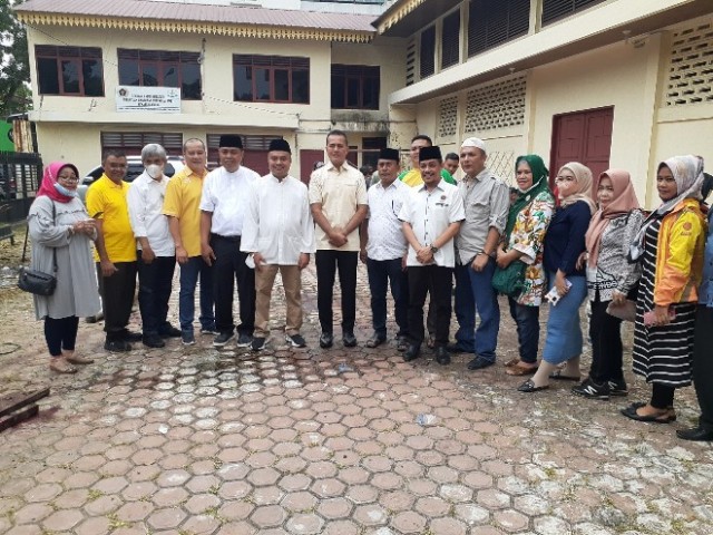 Wagub-Sumut-Musa-Rajekshah-menyembelih-hewan-kurban-di-PWI