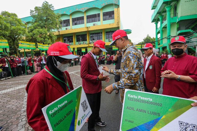 Wagub Sumut, Musa Rajekshah, saat melepas mahasiswa UISU KKN