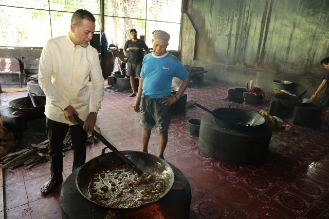 Wagus Sumut, Musa Rajekshah, mengunjungi UMKM pembuat dodol di Tanjungpura, Langkat