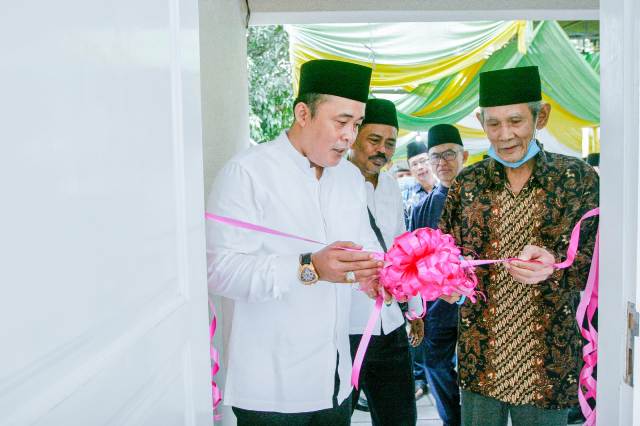 Wakil Wali Kota Medan, Aulia Rachman, menandatangani prasasti peresmian yayasan wakaf Nurul Qalam Sunggal (2)