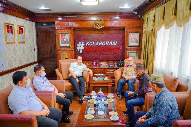 Wakil Wali Kota Medan, Aulia Rachman, menerima audiensi panitia kejuaraan sepak bola u 13
