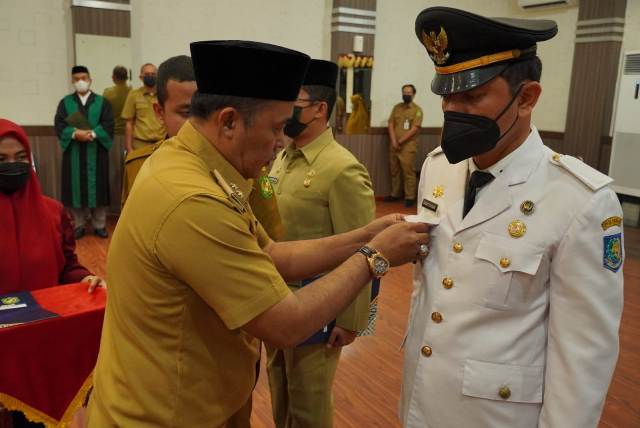 Wakil Wali Kota Medan, Aulia Rachman, menyematkan tanda jabatan kepada pejabat yang dilantik