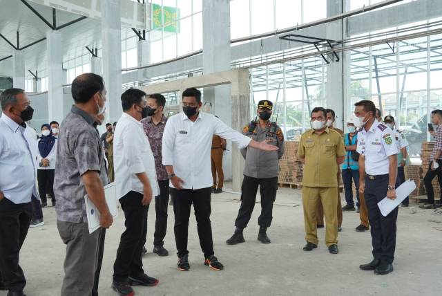 Wali Kota Medan, Bobby Nasution, bersama Menteri ATR, Hadi Tjahtjanto, melihat progres pembangunan terminal tipe A Amplas