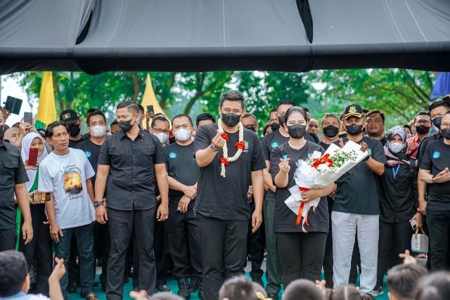 Wali Kota Medan, Bobby Nasution, bersama istri pada gebyar expo pendidikan