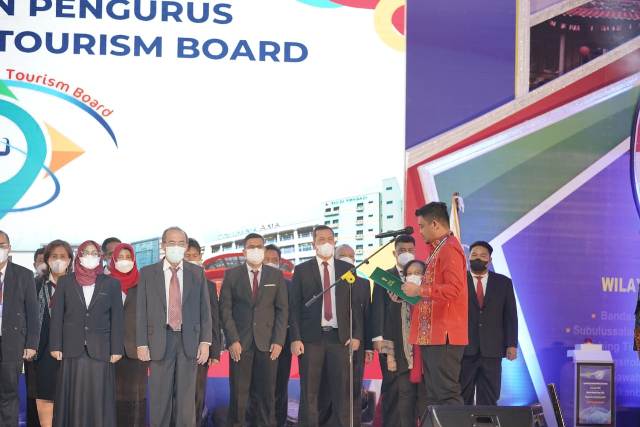 Wali Kota Medan, Bobby Nasution, melantik pengurus Medan Medical Tourism pada Rakorwil Apeksi Wilayah I di Medan