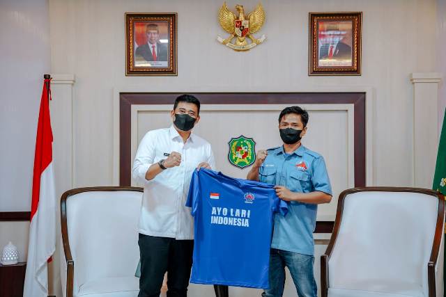 Wali Kota Medan, Bobby Nasution, memberi support kepada atlet lari Kota Medan