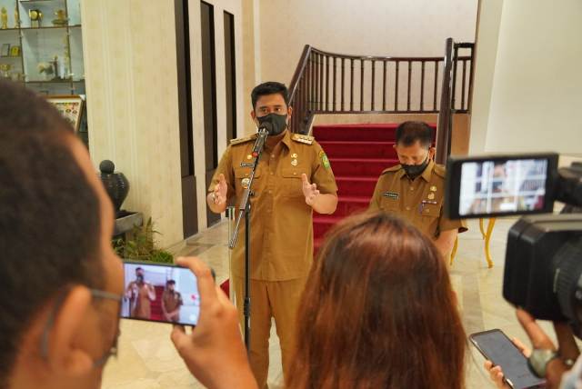 Wali Kota Medan, Bobby Nasution, memberikan keterangan kepada wartawan di Balai Kota Medan