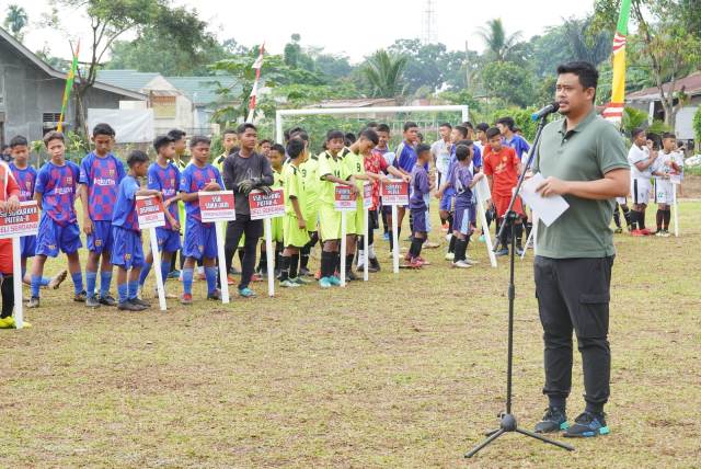 Wali Kota Medan, Bobby Nasution, membuka turnamen sepak bola U-13