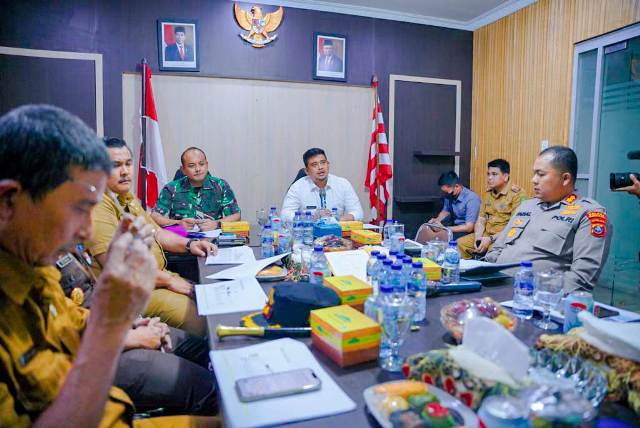 Wali Kota Medan, Bobby Nasution, memimpin rapat bersama Forkopimda soal tanggul rob di Belawan