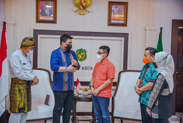 Wali Kota Medan, Bobby Nasution, menerima kunjungan Kepala Kantor Pos Medan