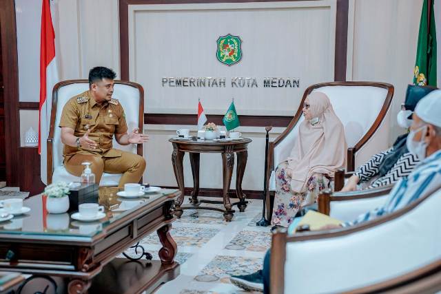 Wali Kota Medan, Bobby Nasution, menerima kunjungan keluarga Bahctiar Djafar