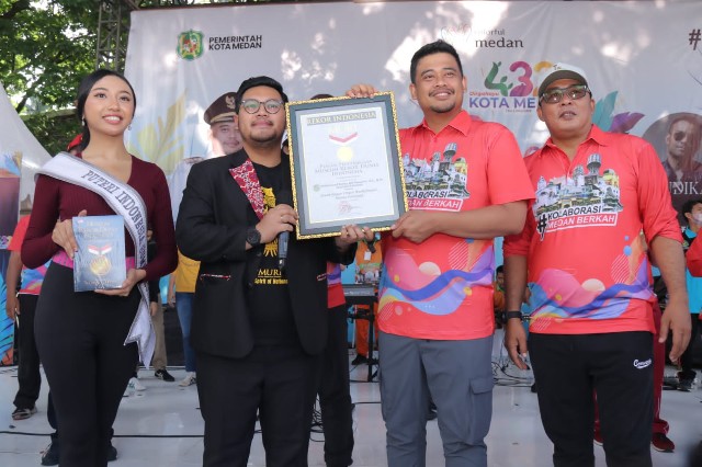 Wali Kota Medan, Bobby Nasùtion, menerima piagam MURI setelah memecahkan rekor senam kolaborasi