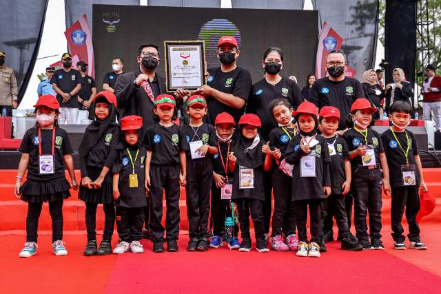 Wali Kota Medan, Bobby Nasution, menerima piagam muri pada gebyar expo pendidikan