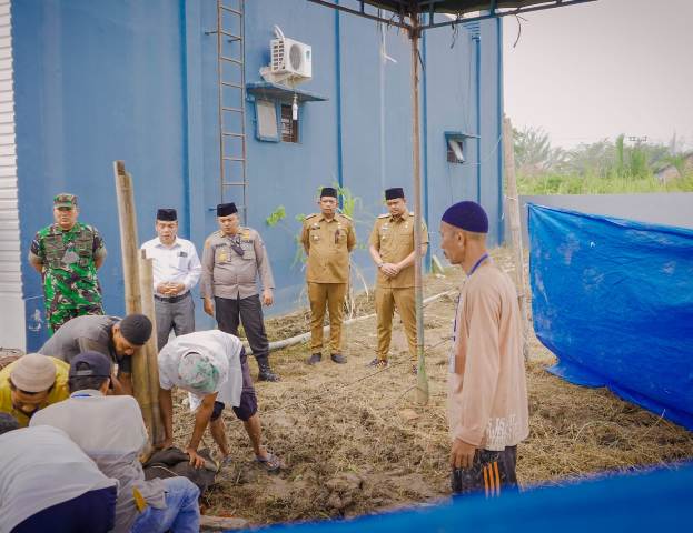 Wali Kota Medan, Bobby Nasution, menyaksikan penyembelihan hewan kurban milik keluarganya di Medan Labuhan