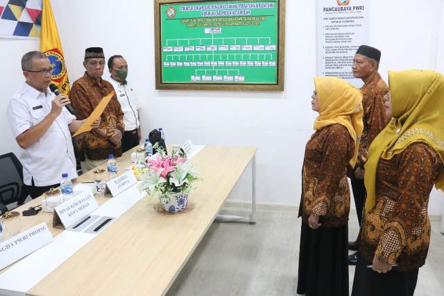 Asisten Administrasi Umum Setda Kota Medan, Renward Parapat, melantik pengurus KWRI Kota Medan