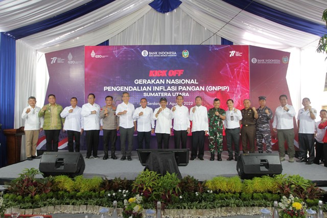 Deputi BI, Juda Agung, foro bersama anggota DPR RI, Gubsu dan Forkopimda Sumut usai panen cabai bersama