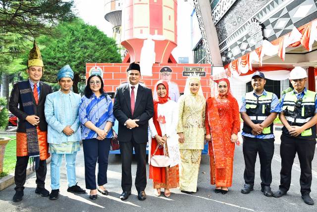 Dirut Tirtanadi, Kabir Bedi, foto bersama jajaran pada pawai pembangunan Sumut dalam rangka HUT RI 77
