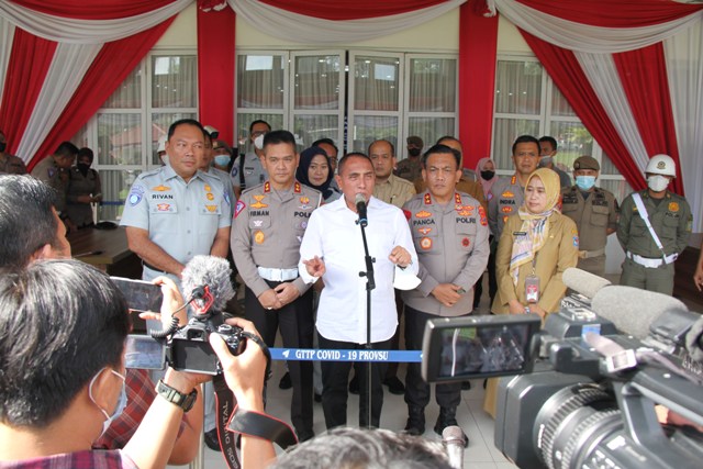 Gubernur Sumut, Edy Rahmayadi, memberi keterangan usai kunker ke Samsat