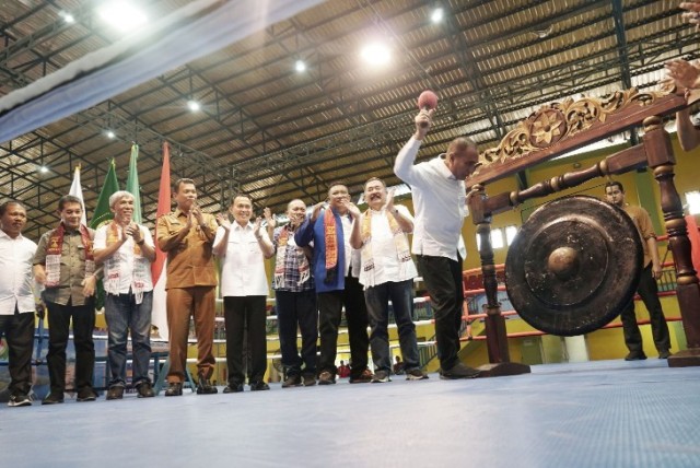 Gubernur-Sumut-Edy-Rahmayadi-memukul-gong-dibukanya-Kejurnas-tinju-amatir-2022