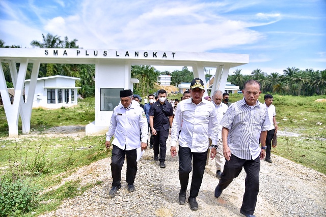 Gubernur Sumut, Edy Rahmayadi, meninjau pembangunan SMA Plus Langkat
