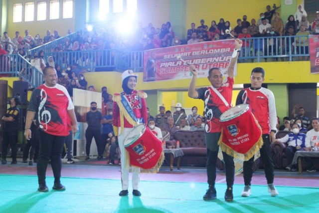 Gubernur-Sumut-Edy-Rahmayadi-menunjukkan-aksinya-memukul-drum-saat-membuka-Kejuaraan-Drumband