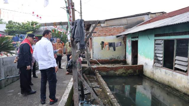 Kadis PKPPR Kota Medan, Endar Sutan Lubis, meninjau kawasan Belawan