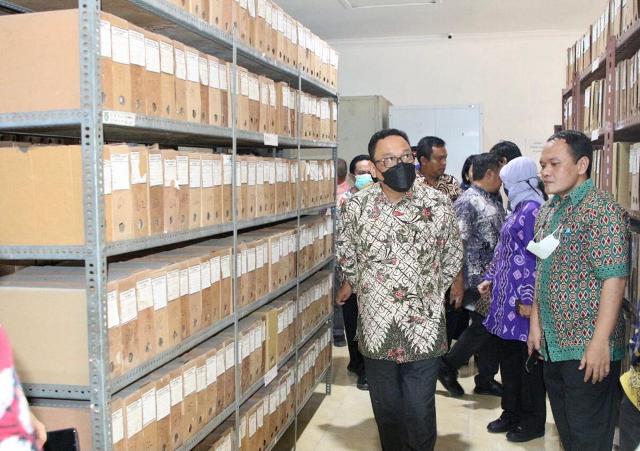 Kepala Arsip Nasional, Imam Gunarto, mengunjungi gudang arsip Kota Medan