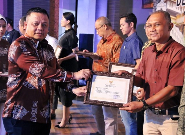Kepala-BPPRD-Kota-Medan-Benny-Sinomba-Siregar-menyerahkan-piagam-penghargaan-kepada-wajib-pajak