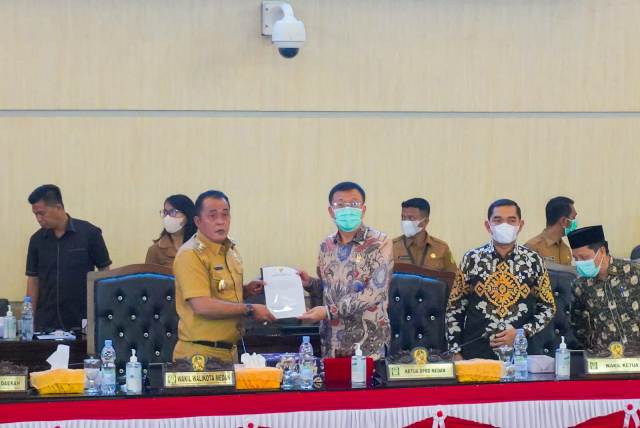 Ketua DPRD Medan, Haysim, menyampaikan hasil Raker DPRD kepada Wakil Wali Kota Medan, Aulia Rachman