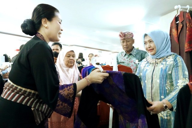 Ketua-Dekranasda-Sumut-Nawal-Lubis-melakukan-kunjungan-kerja-ke-Bali
