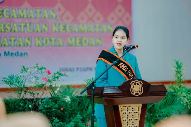 Ketua PKK Kota Medan, Kahiyang Ayu, memberikan sambutan pada pelantikan Ketua PKK Kecamatan