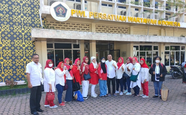 Ketua PWI Sumut, Farianda Putra Sinik, melepas Family Gathering IKWI