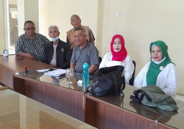 Panitia Gelar Baca Puisi PWI Sumut foto bersama usai rapat di Kantor PWI Sumut