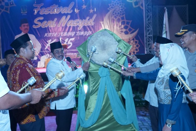 Pj Wali Kota Tebingtinggi, Muhammad Dimiyathi, memukul bedug tanda dibukannya festival nasyid 15