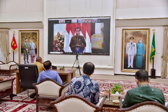 Presiden Joko Widodo memimpin rapar tentang inflasi bersama kepala daerah di Indonesia
